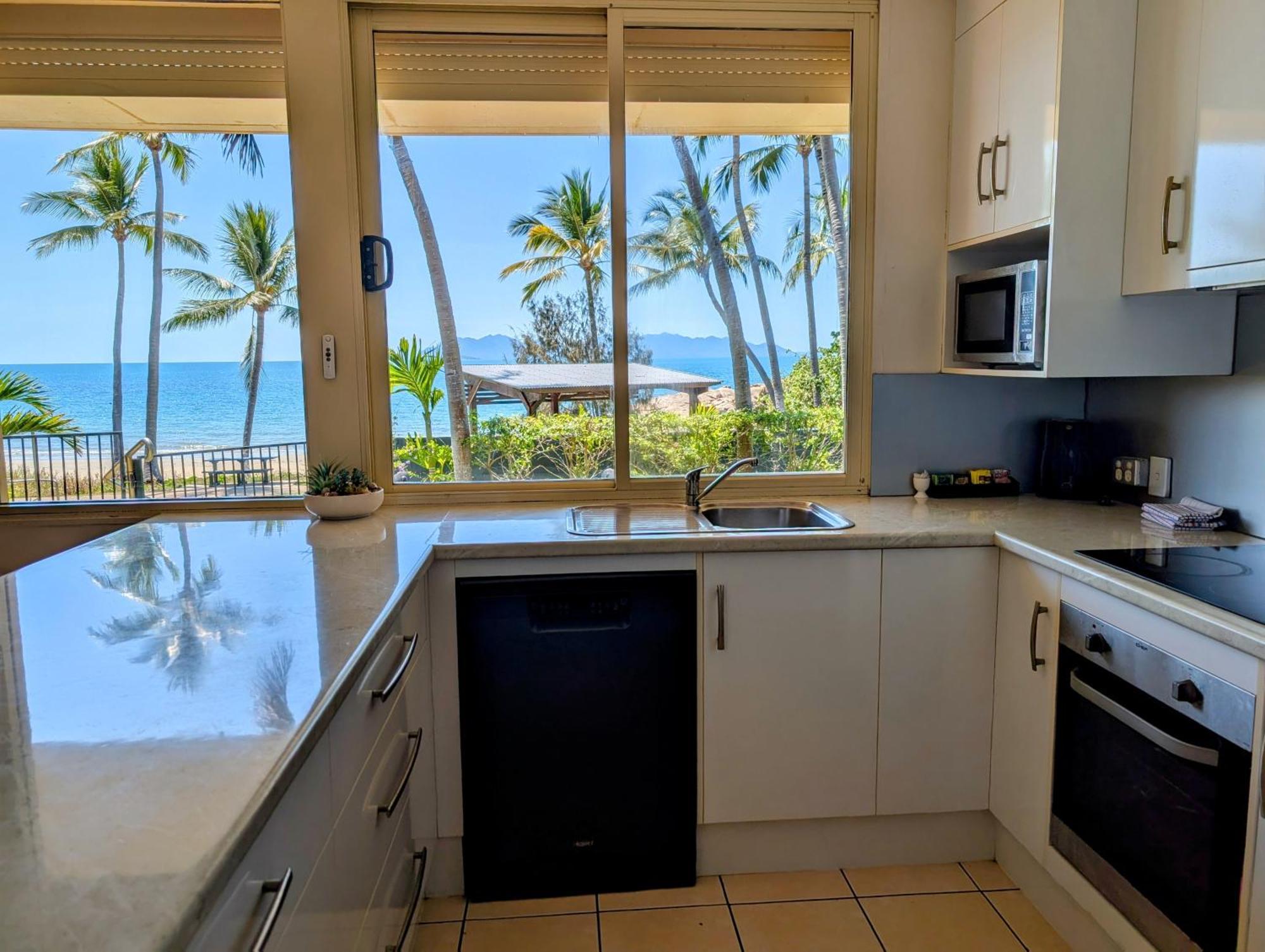 Rose Bay Resort Bowen Exteriör bild